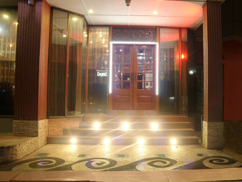 Crystal Palace Hotel Yangon Exteriör bild